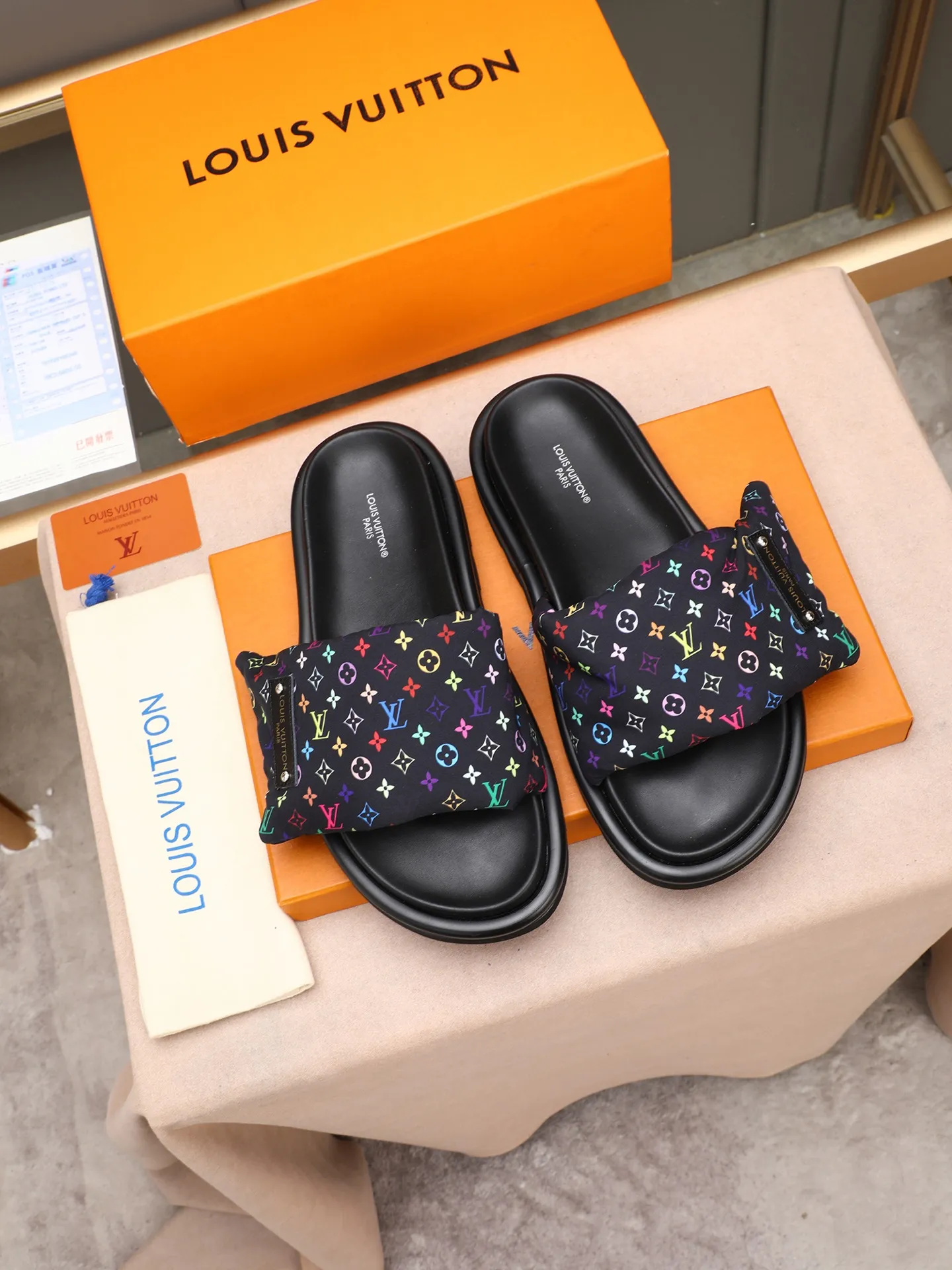 PP360 [LOUIS VUITTON] Louis Vuitton, LV printing, men's and women's slippers are on the market. The drawer box packaging comes with a cloth bag and a card. The upper pattern looks very soft and waxy, and it is a super versatile leg slimming tool. Fabric: imported denim/canvas/old fabric, LV hardware LOGO, official website pattern printing, comfortable to wear, feet: high-elastic PU water table. Sole: foam sole, heel height: about 5cm. Code number: 35-46, 35, 45, 46 are custom-made and non-returnable. Color: multiple colors and styles available.